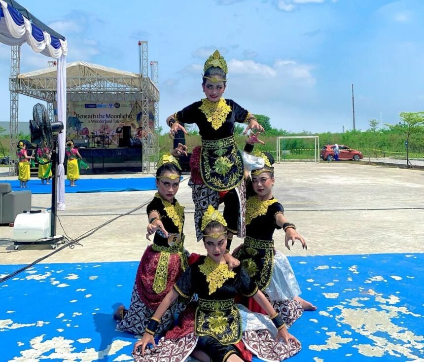 sang juara Hebat! SMAN 1 Telukjambe Barat Sabet Juara Tari Tradisional di Festival Seni Indo Fringe