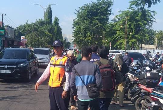 3f1837d4 b894 4428 848d 9351267b4d96 Samsat Karawang Diserbu! Pemutihan Pajak Bikin Jalan Tuparev Jadi Parkiran Dadakan