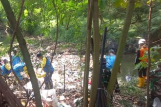 846dd44a 34fe 4b8a 92fc fdecb9c410ff KTP Lakukan Aksi Nyata di Hari Lingkungan Hidup: Ajak Murid SDN Sukaluyu 3 Punguti Sampah dan Bersihkan Aliran Sungai Cimarelang