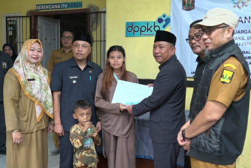 IMG 20250623 WA0021 Peringatan Harganas Ke 32 di Kabupaten Sukabumi, Wabup Serahkan Santunan Bagi Keluarga Risiko Stunting