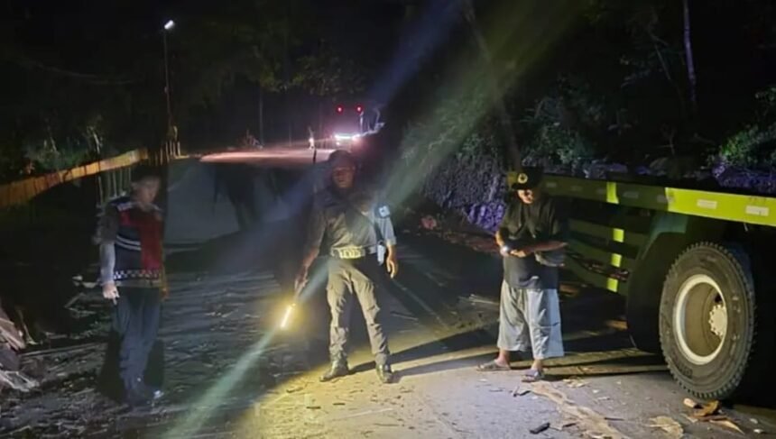 IMG 20250624 WA0002 1 Orang Tewas Akibat Tertimpa Truk Bermuatan Triplek di Jampangtengah Sukabumi