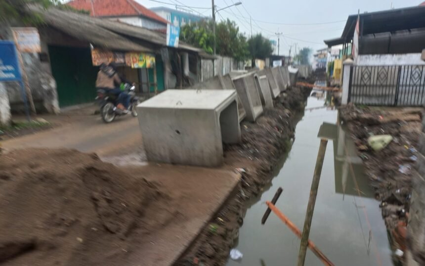 IMG 20250629 WA0003 Atasi Permasalahan Genangan, Pemkab Bangun Drainase di Rengasdengklok Utara
