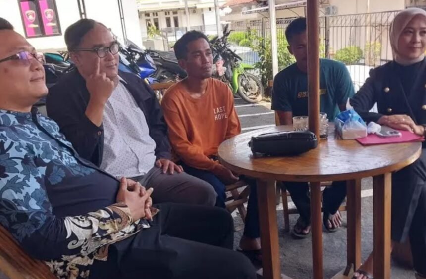 Logopit 1749800324727 Dua Nelayan Ciemas Polisikan Oknum Kades Mandrajaya, Dugaan Penipuan Bantuan Perahu Nelayan di Sukabumi