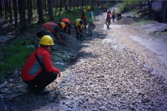 c0abf731 3fd9 47a9 b0d2 d4921bd4f066 Ruas Jalan Pasirsuren–Cikidang Mulai Diperbaiki, Warga Diminta Waspada Drainase