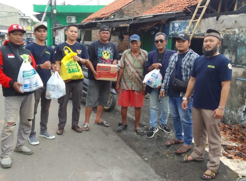 sdsds Tunjukkan Aksi Nyata, Karang Taruna Karawang Kulon Bantu Korban Kebakaran Anjun Kaler