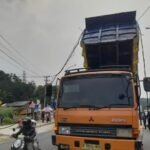 skb008 Bak Truk Proyek Menyangkut Kabel Listrik di Ruas Jalan Nasional Parungkuda Sukabumi