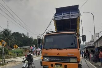 skb008 Bak Truk Proyek Menyangkut Kabel Listrik di Ruas Jalan Nasional Parungkuda Sukabumi