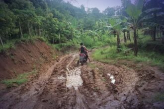 skb1 Jalan Rusak dan Jembatan Ambruk, Warga Bangbayang Terisolasi: “Sudah Seperti Off-road Gratis!”