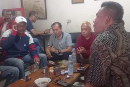 war Puluhan Wartawan Karawang Bulatkan Suara Tolak Kriminalisasi Narasumber Berita: Petisi Ditandatangani!