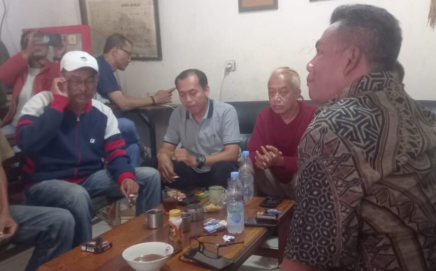 war Puluhan Wartawan Karawang Bulatkan Suara Tolak Kriminalisasi Narasumber Berita: Petisi Ditandatangani!