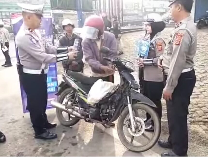 Operasi Patuh Lodaya 2025 di Cibadak: Puluhan Pelanggar Terjaring, Satlantas Sukabumi Tak Main-Main 1 IMG 20250718 WA0000 Operasi Patuh Lodaya 2025 di Cibadak: Puluhan Pelanggar Terjaring, Satlantas Sukabumi Tak Main-Main