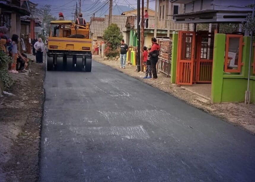 IMG 20250718 WA0001 Akses Vital Dibenahi! Jalan Bantarmuncang–Tenjojaya Cibadak Dihotmix, Warga Sambut Lega