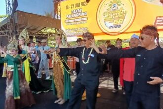 IMG 20250720 WA0000 Tarian Spontan Kadis Pariwisata Warnai Meriahnya Syukuran Nelayan ke-68 di Pantai Palangpang