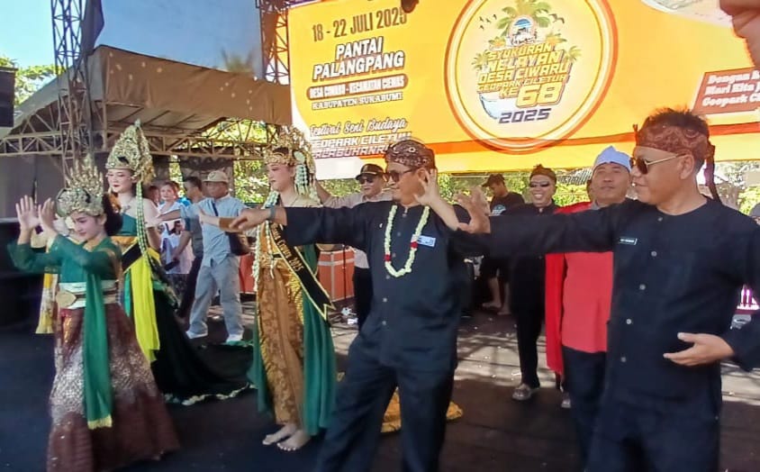 IMG 20250720 WA0000 Tarian Spontan Kadis Pariwisata Warnai Meriahnya Syukuran Nelayan ke-68 di Pantai Palangpang