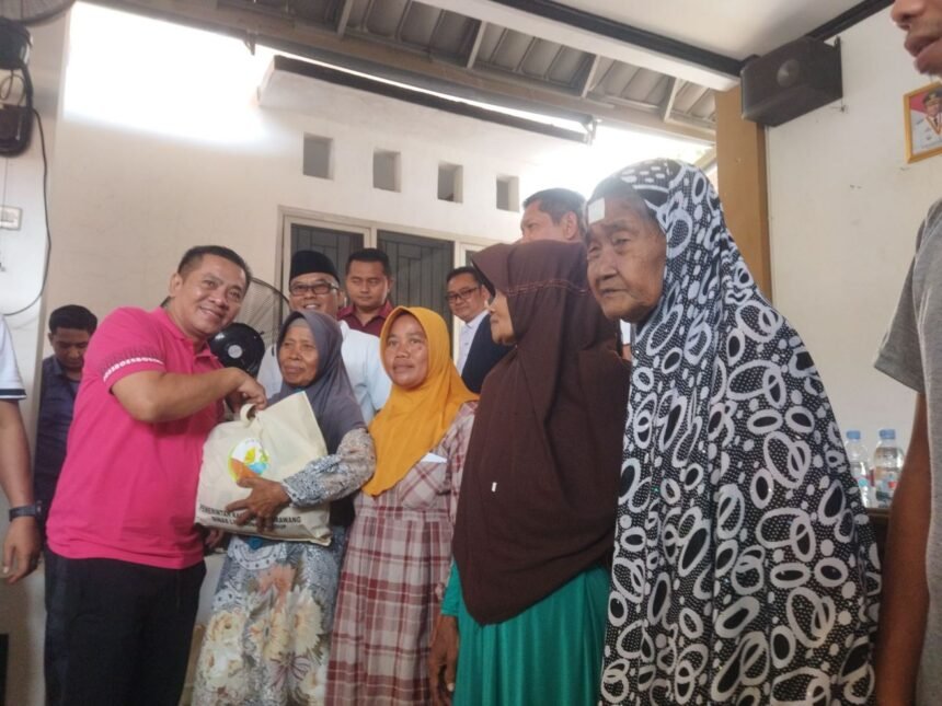 IMG 20250726 WA0000 Pemkab Karawang Salurkan 1.500 Paket Sembako kepada Warga Terdampak TPA Jalupang di Wancimekar