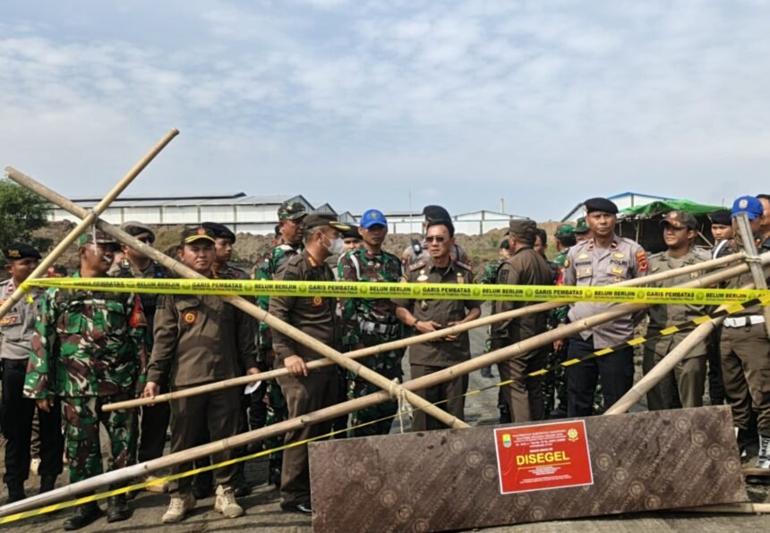 Logopit 1752635170299 Satpol PP Karawang Segel Galian Tanah Ilegal di Dua Kecamatan