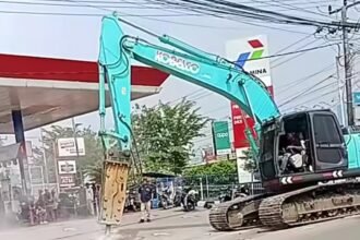 Logopit 1752675025810 Ricuh Pembongkaran Saluran Air di Batujaya, Warga Desak Bongkar Akses Jalan SPBU