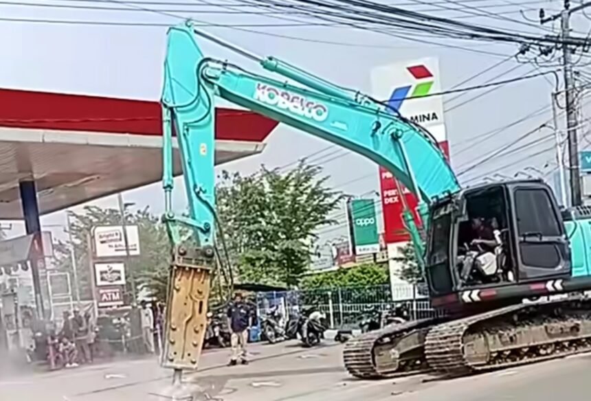 Logopit 1752675025810 Ricuh Pembongkaran Saluran Air di Batujaya, Warga Desak Bongkar Akses Jalan SPBU