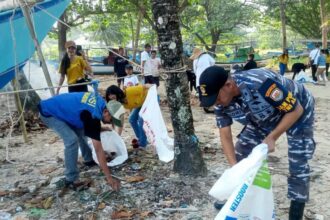 da73c54d 2761 4020 af94 33d0b832f012 Aksi Bersih-Bersih TNI AL Bersama Elemen Masyarakat di Pesisir Pantai Ujunggenteng Sukabumi