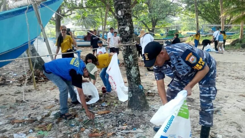 da73c54d 2761 4020 af94 33d0b832f012 Aksi Bersih-Bersih TNI AL Bersama Elemen Masyarakat di Pesisir Pantai Ujunggenteng Sukabumi