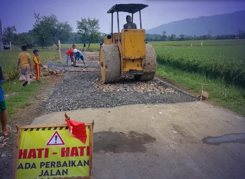 jj Dinas PU Sukabumi Rekonstruksi Jalan Nyomplong-Ciwaru Dengan Anggaran Mencapai Rp 1,8 Milliar