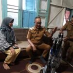 pemkot Pemkot Sukabumi Serahkan Bantuan Kursi Roda untuk Warga Kebonjati