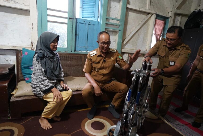 pemkot Pemkot Sukabumi Serahkan Bantuan Kursi Roda untuk Warga Kebonjati