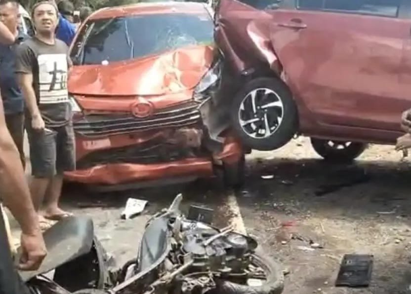 IMG 20250805 WA0006 Kecelakaan Beruntun di Bantargadung Sukabumi: Tiga Mobil Minibus dan Satu Sepeda Motor 
