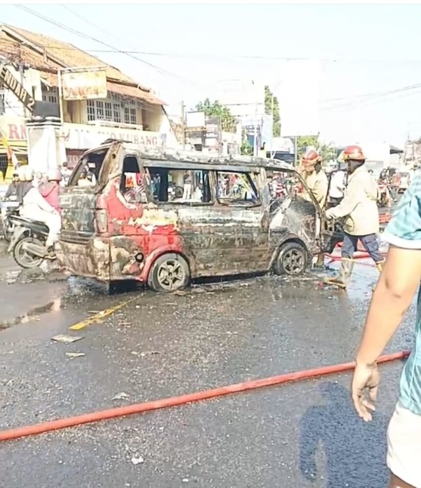 IMG 20250807 WA0008 Angkot Meledak di Depan RS Hermina Sukabumi, Sopir Alami Luka Bakar Serius