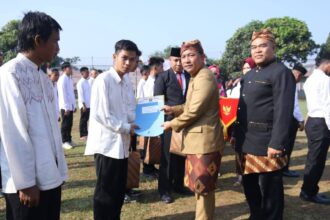 IMG 20250817 WA0016 Wabup Jadi Pembina Upacara HUT 80 RI di Lapas IIA Warungkiara, Ribuan Warga Binaan Dapat Remisi