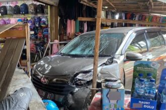 IMG 20250818 WA0052 Kecelakaan di Sukabumi, Sedan Oleng Seruduk Warung Mie, Satu Orang Terluka