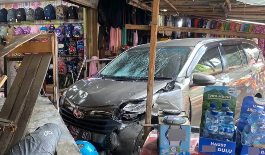 IMG 20250818 WA0052 Kecelakaan di Sukabumi, Sedan Oleng Seruduk Warung Mie, Satu Orang Terluka