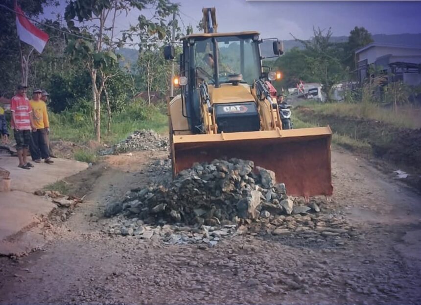 IMG 20250820 WA0001 UPTD Sagaranten Lakukan Penanganan Sementara JJalan Cigadog-Cimanggir Sukabumi