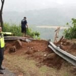 IMG 20250820 WA0002 Truk Bermuatan Pupuk Rem Blong, Terjun ke Jurang 200 Meter di Tikungan Maut Cikidang