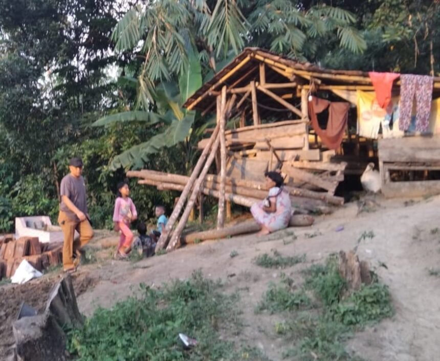 IMG 20250826 WA0033 Hidup di Kandang Domba, Kisah Pilu Etin di Sukabumi Bikin Bupati Turun Tangan