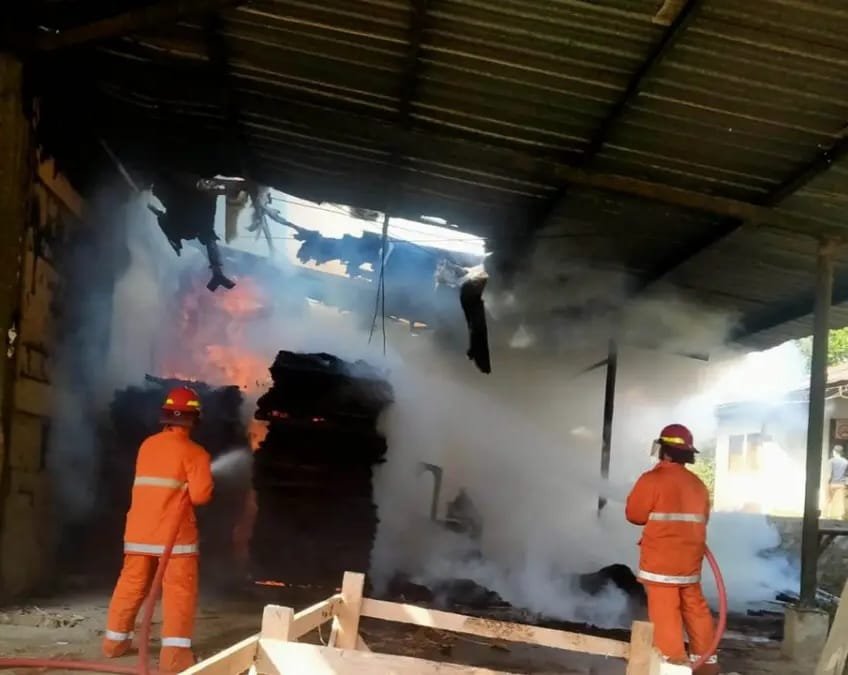 IMG 20250827 WA0001 Pabrik Triplek di Sukabumi Ludes Terbakar, Kerugian Capai Rp60 Juta