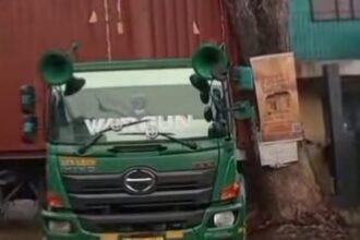 Logopit 1755139448278 Truk Kontainer 40 Feet Tersangkut di Pertigaan Angkrong, Parungkuda Lumpuh Total Berjam-jam