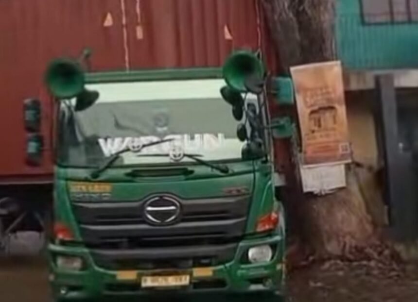 Logopit 1755139448278 Truk Kontainer 40 Feet Tersangkut di Pertigaan Angkrong, Parungkuda Lumpuh Total Berjam-jam