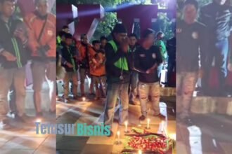 Logopit 1756480418105 Kenang Affan, Korban Tragedi Rantis: Ratusan Ojol Tabur Bunga di Taman I Love Karawang