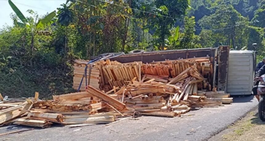 IMG 20250908 WA0009 Truk Bermuatan Kayu Terguling di Tanjakan Buniwangi, Sopir Selamat