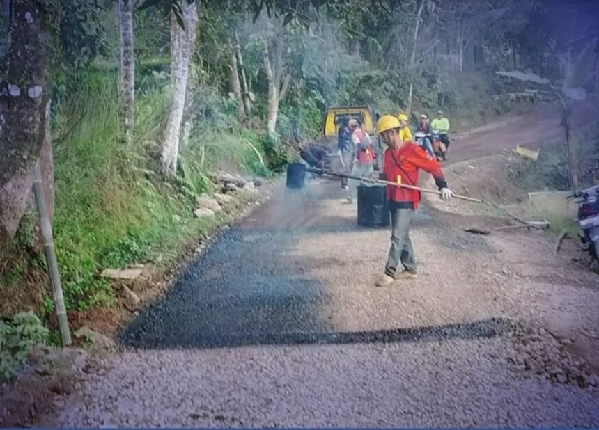 IMG 20250917 WA0010 Jalan Kabupaten di Sukabumi Dibangun Hotmix, Progres Capai 50 Persen