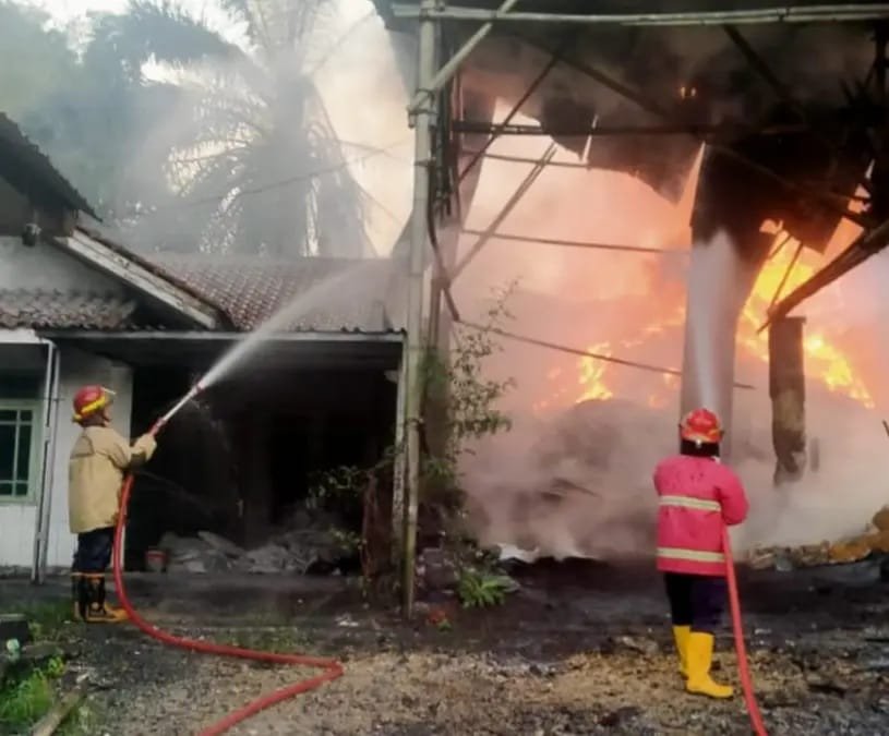 IMG 20250923 WA0018 Pabrik Batu Kapur di Sukabumi Terbakar, Kerugian Capai Rp250 Juta