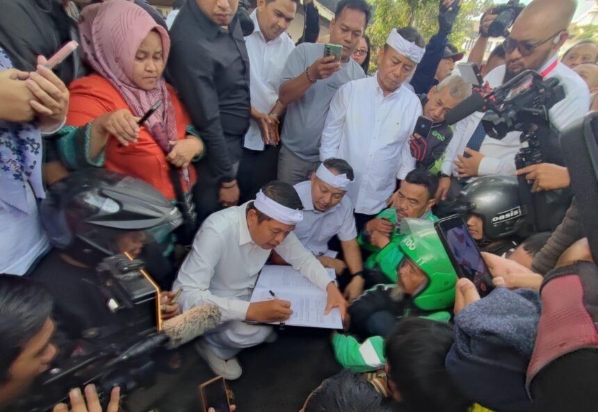 Logopit 1756812192493 Pemprov Jabar Luncurkan Jaminan Sosial untuk 3 Juta Pekerja Informal, Iuran Hanya Rp16.800