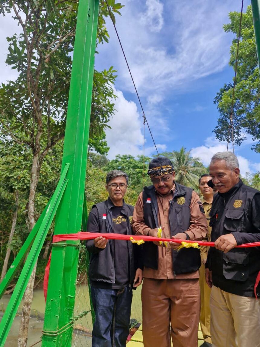 Bupati Resmikan Jembatan Gantung Leuwi Sintok, Masyarakat Kecamatan Cimanggu Sambut Gembira 1 ccc Bupati Resmikan Jembatan Gantung Leuwi Sintok, Masyarakat Kecamatan Cimanggu Sambut Gembira