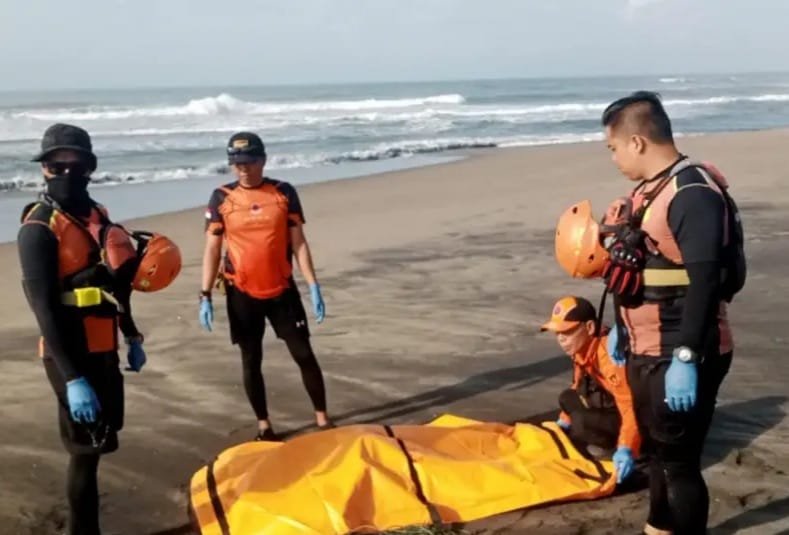 IMG 20251014 WA0003 Nelayan Hilang di Pantai Tegalbuleud Ditemukan Meninggal Dunia, Tiga Hari Pencarian Berakhir Duka