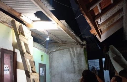 IMG 20251017 WA0002 Hujan Deras dan Angin Kencang Terjang Sukabumi, Belasan Rumah Rusak dan Pohon Tumbang