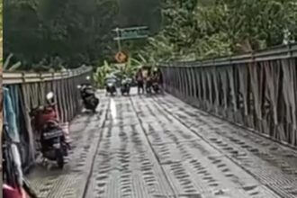 IMG 20251021 WA0004 Jembatan Bailey Cisantri Sukabumi Makan Korban, Warga Keluhkan Licin dan Minim Keamanan