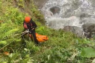 IMG 20251023 WA0002 Ditemukan Setelah 24 Jam, Korban Terseret Arus di Pantai Pangrerekan Akhirnya Dievakuasi Tim SAR