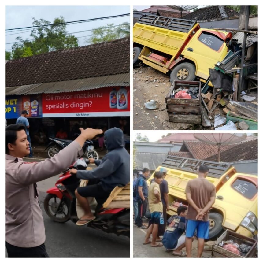IMG 20251023 WA0004 Truk Pengangkut Genteng Tabrak Rumah di Jampangkulon, Dua Motor Tertimbun Reruntuhan
