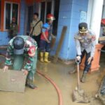 IMG 20251029 WA0017 Polres Sukabumi Gerak Cepat Evakuasi Korban Banjir dan Salurkan Bantuan